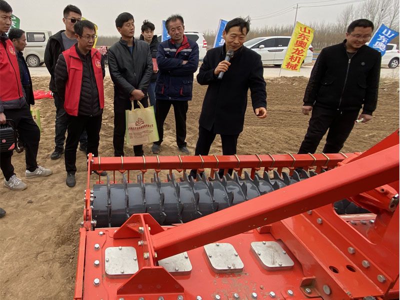 山東奧龍參加陽谷縣高性能播種機(jī)演示現(xiàn)場會(huì)